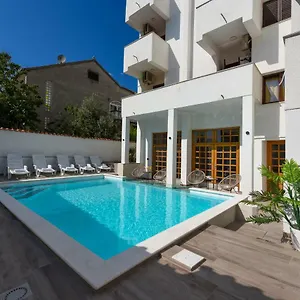 And Diana Apartman